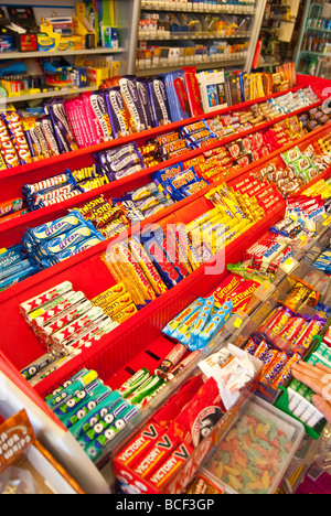 Barre di cioccolato e caramelle per la vendita in un Regno Unito sweet shop store Foto Stock