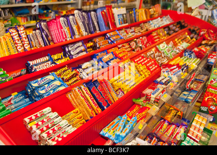 Barre di cioccolato e caramelle per la vendita in un Regno Unito sweet shop store Foto Stock