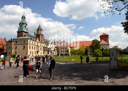 Visitatori presso il Castello Reale di Wawel e cattedrale, Cracovia in Polonia Foto Stock