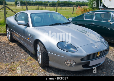 De Havilland aeromobile Heritage Museum dettaglio Aston Martin giorno , argento DB7 o DB 7 V12 Vantage coupe 2002 anteriore lato e aspetto Foto Stock