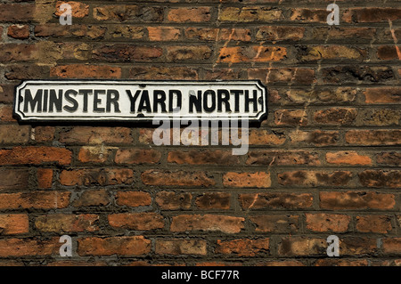 Primo piano del cartello stradale Minster Yard North su un muro di mattoni Beverley East Yorkshire Inghilterra Regno Unito Gran Bretagna Foto Stock