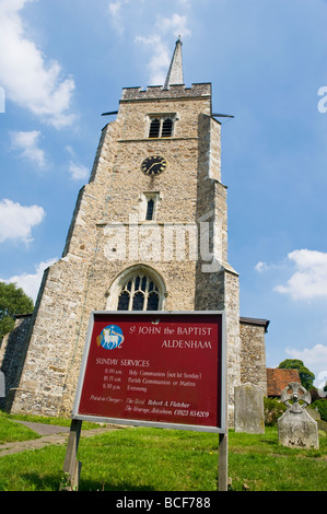 Hertfordshire Aldenham , villaggio , Chiesa di San Giovanni Battista , tipico paese di lingua inglese del luogo di culto , ingresso anteriore Foto Stock