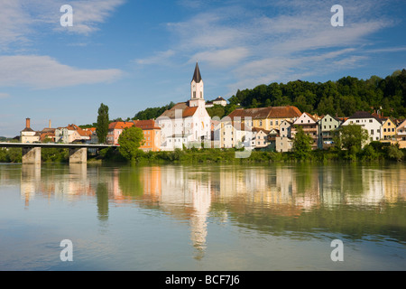 Germania, Bayern/Baviera, Passau, fiume Inn e chiesa di Santa Geltrude Foto Stock