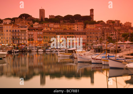 Francia, Provence-Alpes-Côte d'Azur, Cannes, Old Town Le Suquet, Vieux Port (porto vecchio) Foto Stock