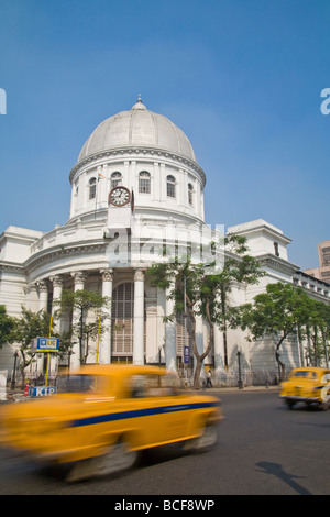 India Bengala Occidentale, Calcutta, Calcutta, Dalhousie Square, ambasciatore giallo taxI & General Post Office Foto Stock