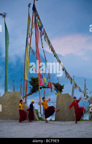 India, Sikkim, Ravangla (Rabongla), Karma Theckhling monastero monaci novizio praticando traditioanal danza monastica Foto Stock