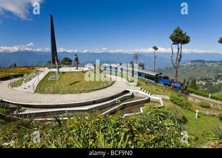 India Bengala Occidentale, Darjeeling, Batasia Loop, il treno a vapore del Darjeeling Himalayan Railway Foto Stock