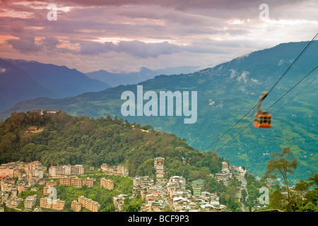 India, Sikkim, Gangtok, Vista della città bassa e Damovar teleferica Foto Stock