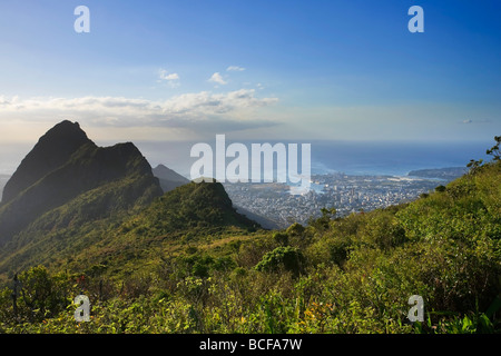 Port Louis e Oriente Maurizio, vista da Le Pouce di picco, Mauritius, Oceano Indiano Foto Stock