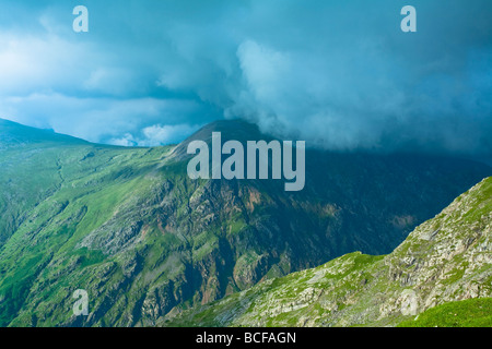Nuvole temporalesche a laminazione su Glyder Fawr presi dal percorso di Llanberis vicino alla stazione Clogwyn sulle pendici di Snowdon, Snowdo Foto Stock