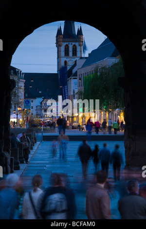 In Germania, in Renania Palatinato, Mosel River Valley, Trier, vista città attraverso Porta Nigra, II secolo struttura romana Foto Stock