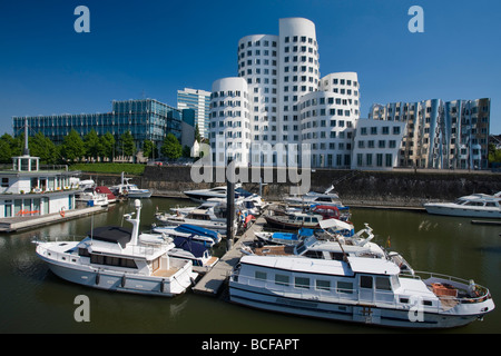 Germania, Renania-Westfalia, Dusseldorf, Medienhafen, Frank Gehry building, Neuer Zollhof Foto Stock