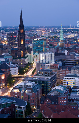 In Germania, stato di Hamburg, Amburgo, St. Chiesa di San Nicola e la città Foto Stock