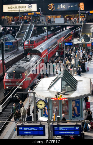 In Germania, stato di Hamburg, Amburgo, la stazione ferroviaria principale Foto Stock