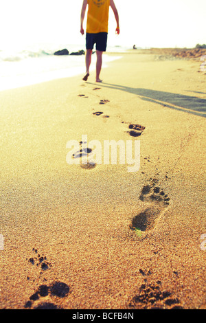 Uomo a camminare sulla spiaggia Foto Stock