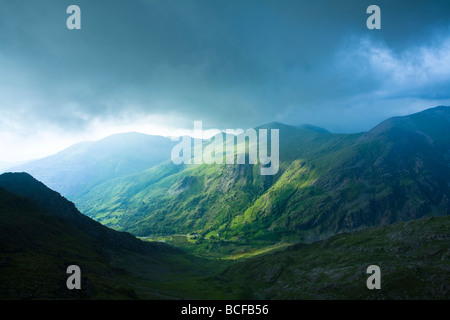Nuvole temporalesche a laminazione su Glyder Fawr presi dal percorso di Llanberis vicino alla stazione Clogwyn sulle pendici di Snowdon, Snowdo Foto Stock