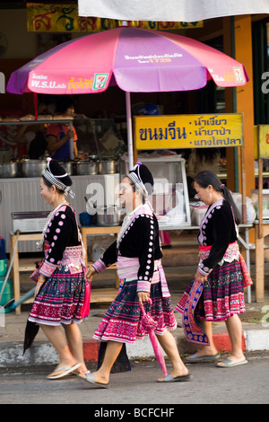 Thailandia, Triangolo Dorato, Chiang Mai, Scena di strada con Meo Hilltribe donne in costume tradizionale Foto Stock