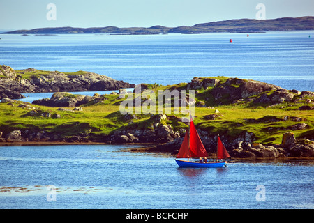 Piccolo rosso navigato imbarcazione a vela nei pressi di Leverburgh Isle of Harris, Ebridi Esterne, Western Isles, Scotland, Regno Unito 2009 Foto Stock