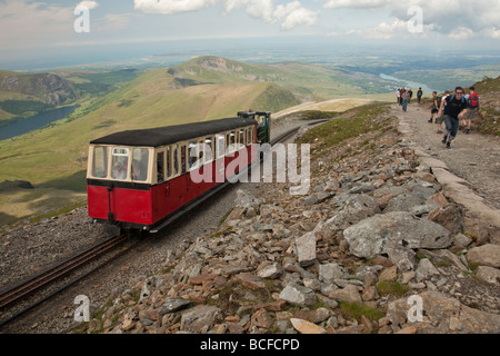 Treno a vapore sul Snowdon Mountain Railway in avvicinamento alla stazione di vertice Snowdonia North Wales UK Foto Stock