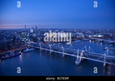 Hungerford Bridge e il fiume Tamigi, Londra, Inghilterra Foto Stock