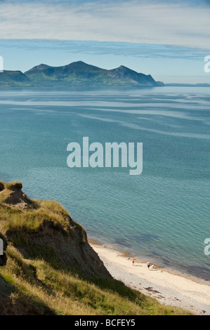 Guardando verso Yr Eifl i rivali di montagne mattinata estiva Dinas Dinlle sulla costa settentrionale della penisola di Lleyn Wales UK Foto Stock