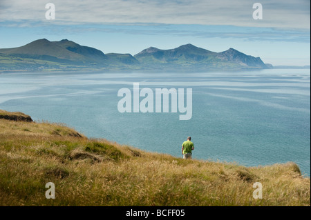 Guardando verso Yr Eifl i rivali di montagne mattinata estiva Dinas Dinlle sulla costa settentrionale della penisola di Lleyn Wales UK Foto Stock