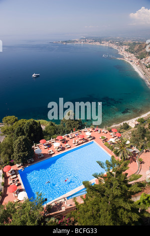 Swiiming pool di Hotel Diodoro, Taormina, Sicilia guardando verso la baia di Giadini Naxos. Foto Stock