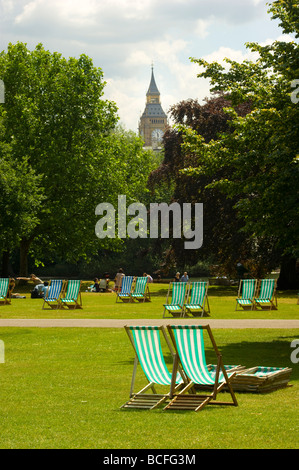 Svuotare sdraio in St James Park, Londra Inghilterra. Big Ben è visto in background. Foto Stock