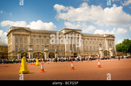 Buckingham Palace , i turisti a guardare il cambio della guardia in un giorno d'estate nel giugno 2009. Foto Stock