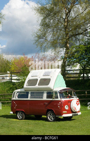 1972 Red volkswagen camper van con il suo esteso tetto in un campeggio nel Derbyshire su una soleggiata giornata d'estate Foto Stock