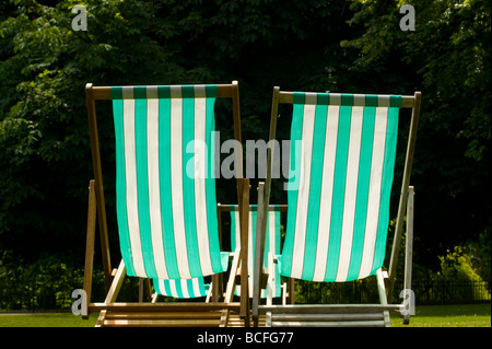 Svuotare sdraio in St James Park, Londra Inghilterra. Foto Stock