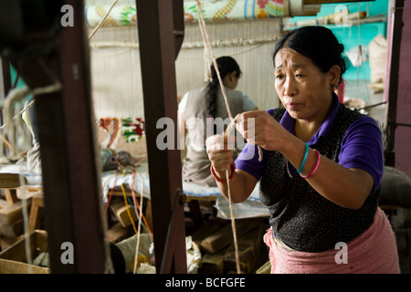 Donna tessitore di tappeti funziona su un telaio di tessitura in corrispondenza del Tibetano il Centro Artigianale. McCleod Ganj. Himachal Pradesh. India. Foto Stock