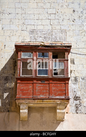 Tradizionale Maltese Gallarija Mediterraneo balcone su un edificio di Mdina, Malta, UE. Foto Stock