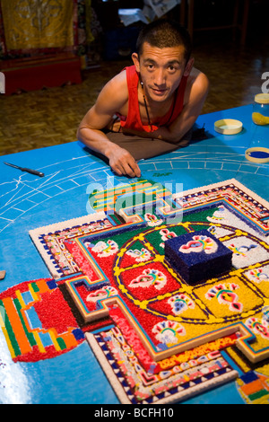 Monaco buddista lavorando su un mandala di sabbia presso il Dip Tse guarnitura Gompa Ling (monastero). McCleod Ganj. Himachal Pradesh. India. Foto Stock