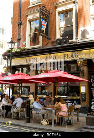 Pub inglese tradizionale con i clienti di agnello e bandiera Londra Foto Stock