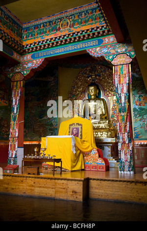 La preghiera principale camera presso il Norbulingka Istituto di tempio buddista. Dharamsala. Sidhpur. Himachal Pradesh. India. Foto Stock