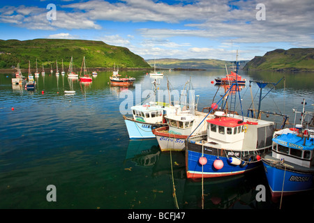 Barche da pesca ormeggiate nel porto a Portree, Isola di Skye in Scozia, Regno Unito 2009 Foto Stock