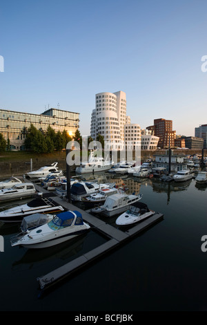 Vista sulla marina a Dusseldorf MediaHarbor di Gehry's Neuer Zollhof edifici, tempo ebening Foto Stock