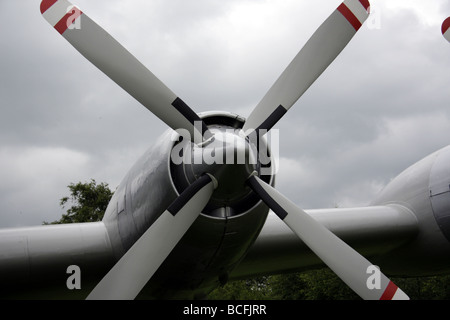 Elica di aeromobili contro un grigio cielo nuvoloso Foto Stock