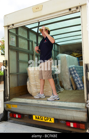 Abitazione e trasloco di mobili con distacco uomo in van carrello Foto Stock