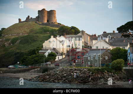 Serata estiva Criccieth Città e castello sul Lleyn Peninsula Gwynedd North Wales UK Foto Stock