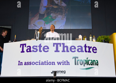 Gusto di Londra , celebrity chef Michel Roux Jr di Le Gavroche di Mayfair nei bianchi dà vivere la cucina gastronomica di dimostrazione Foto Stock