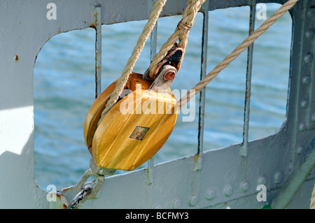 Chiusura del blocco di legno e affrontare la puleggia con la corda sulla nave a vela armamento Foto Stock