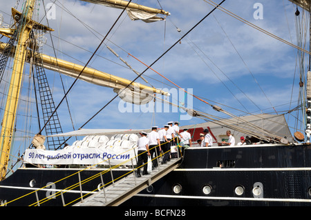 Vela russo cadetti in uniforme di salire a bordo del tall ship Kruzenshtern Foto Stock