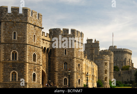 Il Castello di Windsor e lato anteriore con il re Enrico VIII Gate, a sinistra e a mantenere, destra, Windsor, Regno Unito Foto Stock
