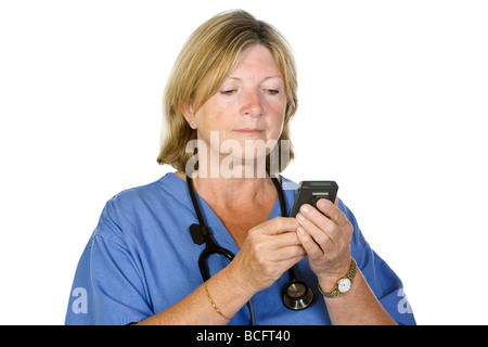 Senior medico donna controllo pager su sfondo bianco Foto Stock