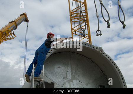 Lavora al montaggio di una turbina eolica Alberona Italia Foto Stock