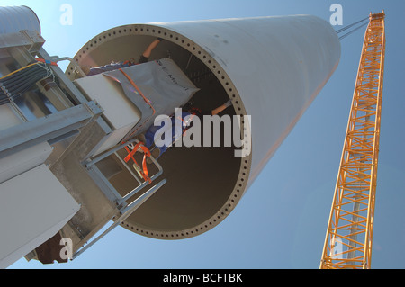 Lavora al montaggio di una turbina eolica Alberona Italia Foto Stock