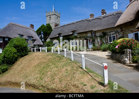 Chiesa di tutti i santi e cottage con il tetto di paglia Godshill Isola di Wight Foto Stock