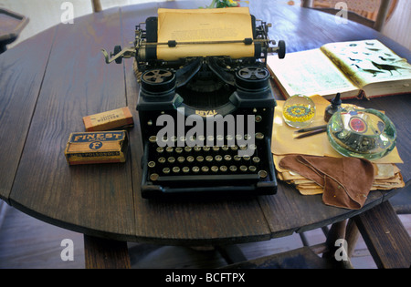 La macchina da scrivere usata da autore Marjorie Kinnan Rawlings sulla veranda della sua casa di Cross Creek, Florida. Foto Stock